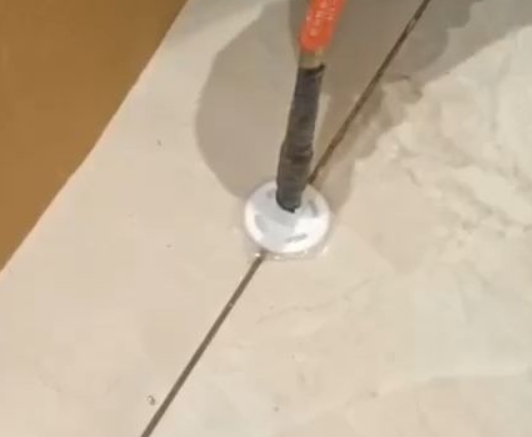 阿克塞瓷砖空鼓维修公司专业解答瓷砖在铺贴过程中，如果没有涂抹均匀到位的粘结材料（如水泥砂浆或瓷砖胶），可能会导致以下问题