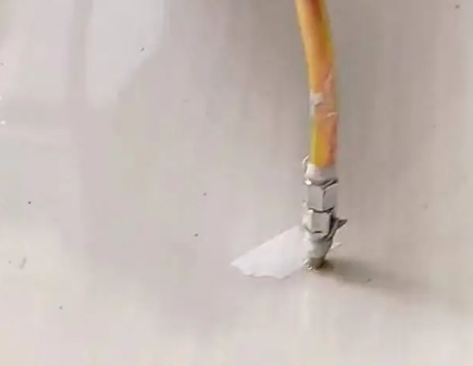 阿克塞瓷砖空鼓维修公司专业解答在瓷砖铺贴过程中，如果使用的砂料过粗（如全部使用了粗砂），可能会导致以下问题